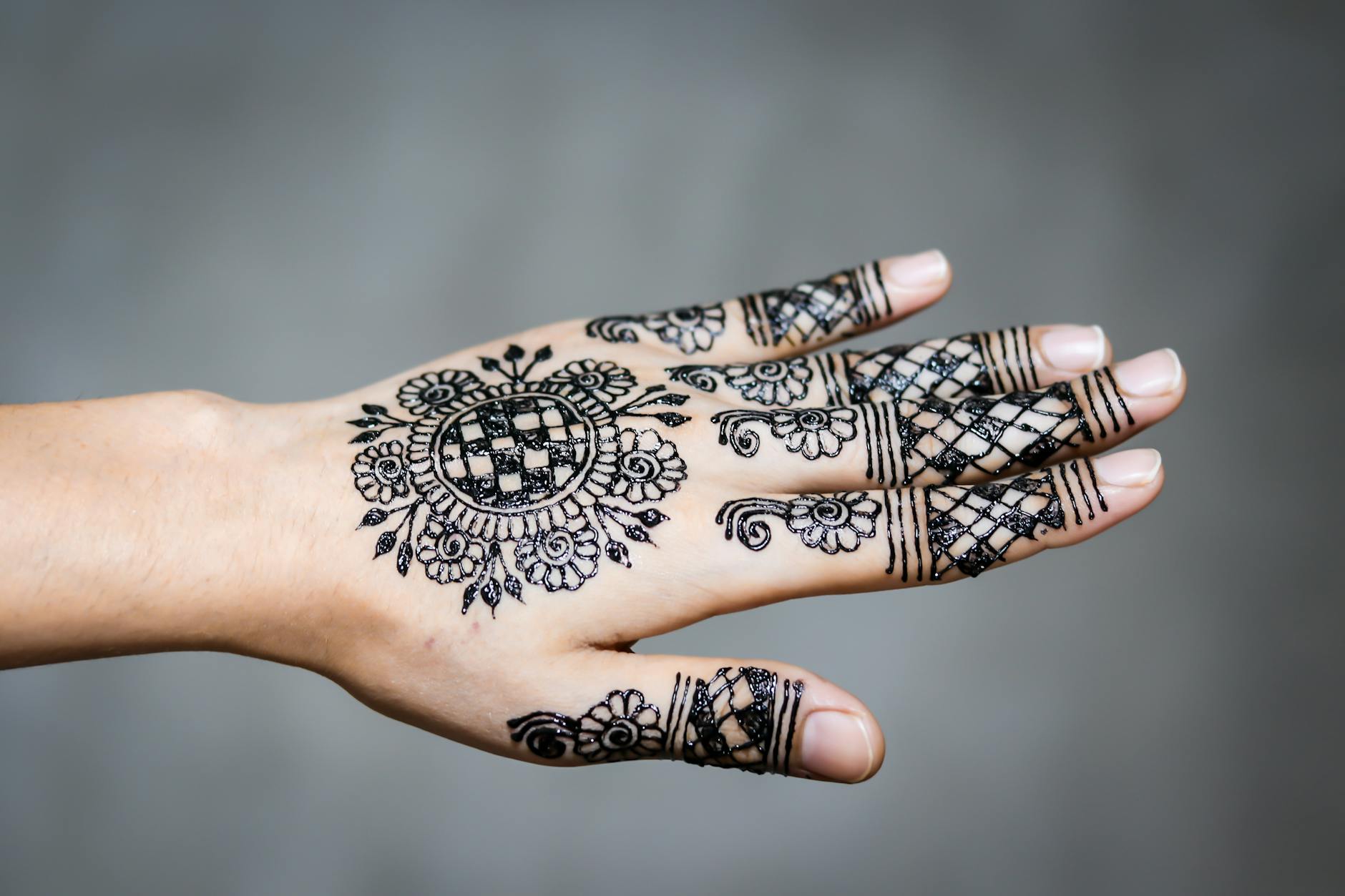 Let&#8217;s explore Easy Mehndi Designs (With Photos) of 2024